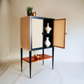 Mobile contenitore con ante dal design essenziale, marrone e nero, per la casa