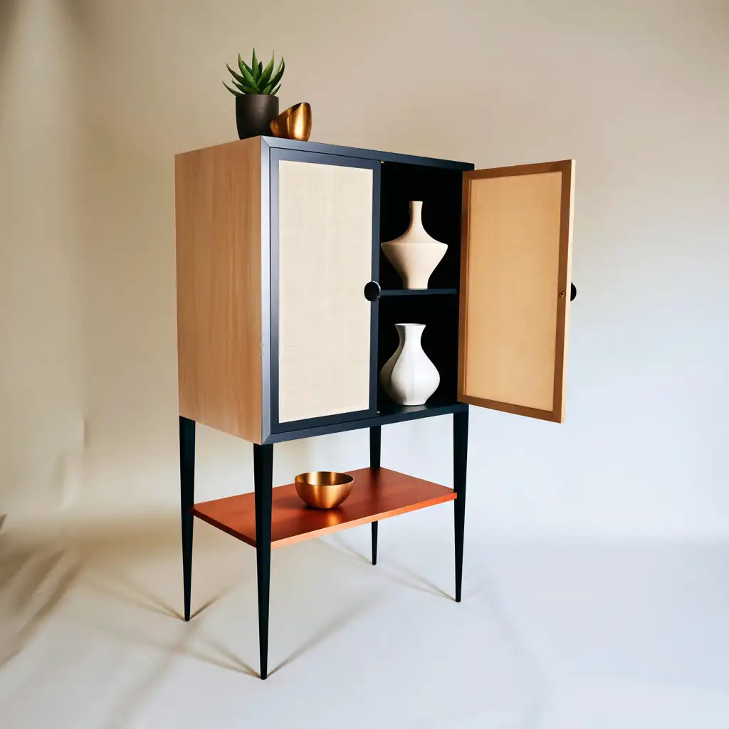 Mobile contenitore con ante dal design essenziale, marrone e nero, per la casa